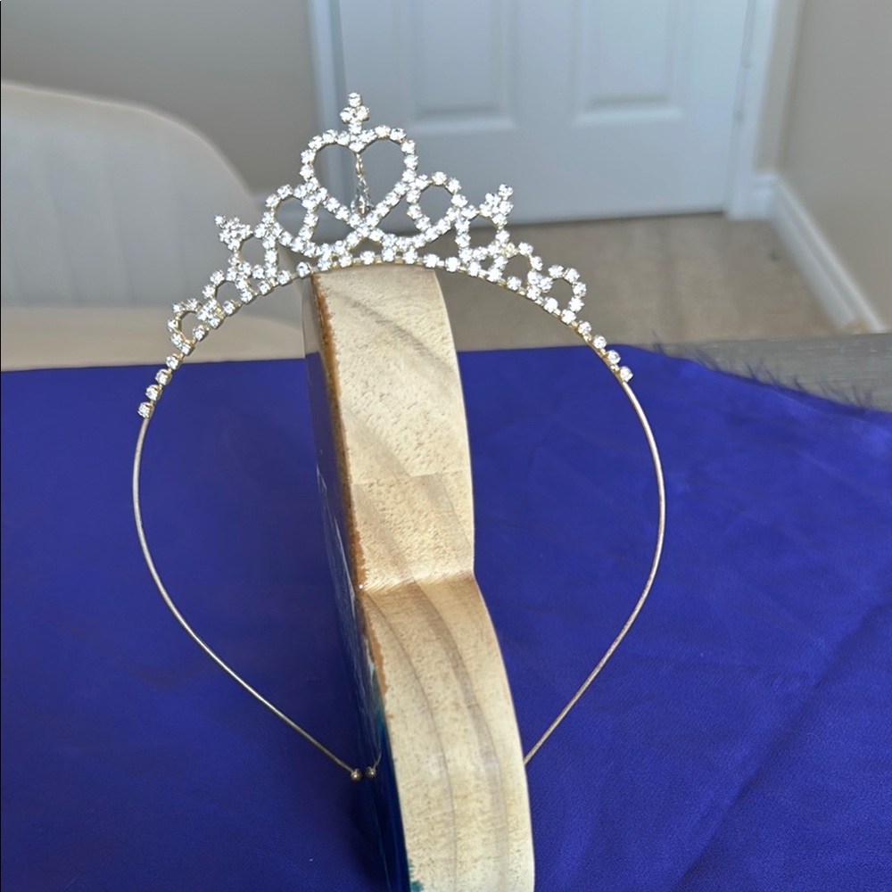 Elegant Silver Tiara with Rhinestones